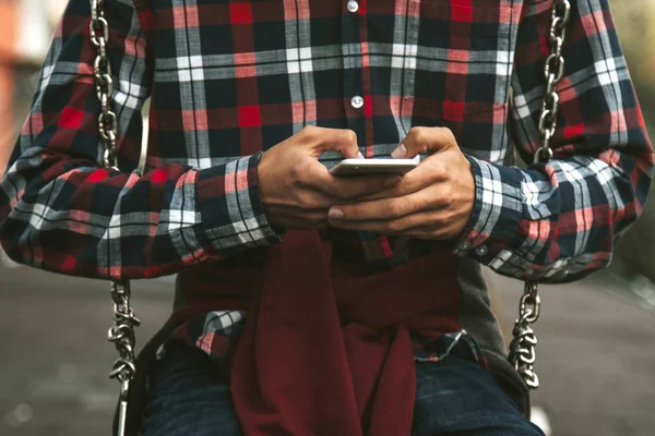 Manos con el teléfono móvil — Foto de Stock