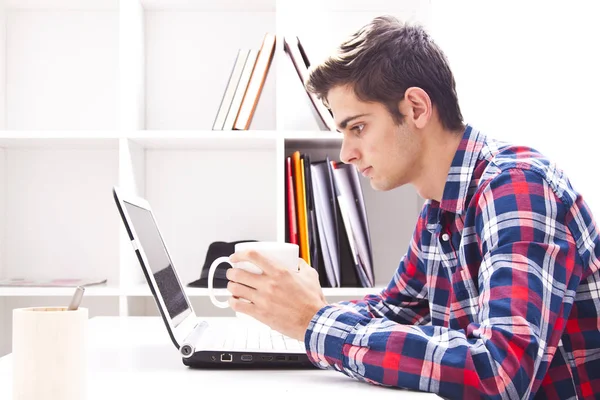 Mann mit Laptop — Stockfoto