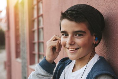 Cep telefonu olan çocuk