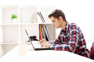 Cep telefonu ve dizüstü bilgisayarı olan adam 