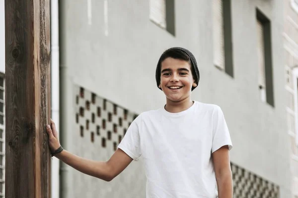 Niño y niño en la ciudad — Foto de Stock