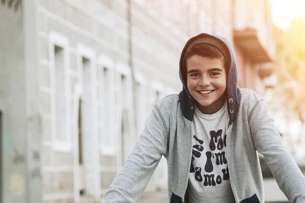 Child and boy in the city — Stock Photo, Image