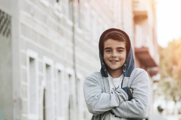 Niño y niño en la ciudad — Foto de Stock