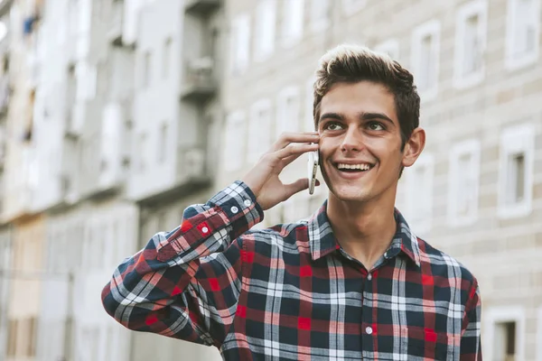 Teen with mobile phone — Stock Photo, Image