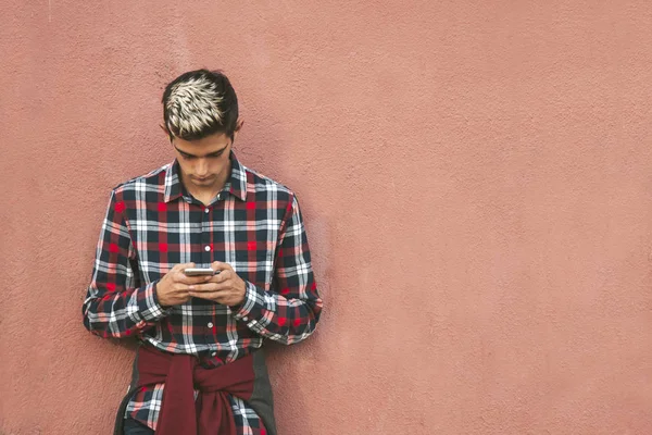 Tiener met mobiele telefoon — Stockfoto