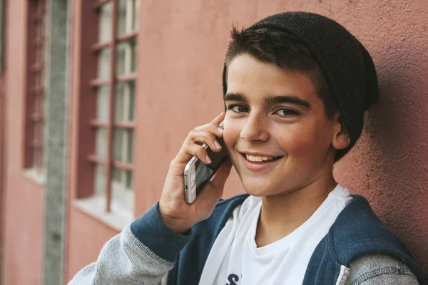휴대 전화를 사용하는 어린이 — 스톡 사진