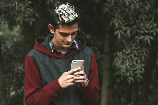 Tonåring mobiltelefon — Stockfoto