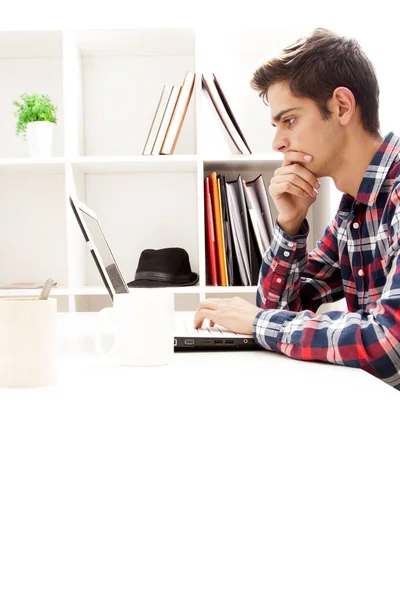 Home-computer op kantoor van man — Stockfoto