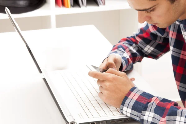 Mann mit Handy und Laptop — Stockfoto