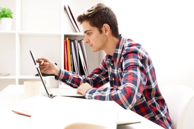 adam bilgisayar çalışma