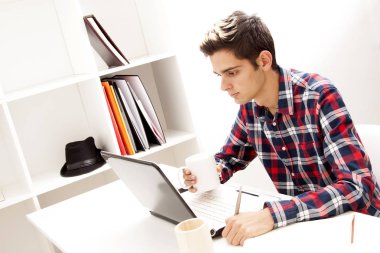 adam bilgisayar çalışma