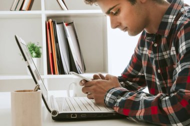 adam cep telefonu ve bilgisayar