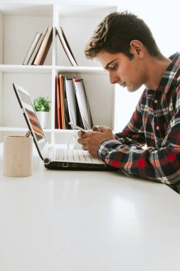 adam cep telefonu ve bilgisayar