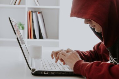 Dizüstü bilgisayarı olan bilgisayar korsanı