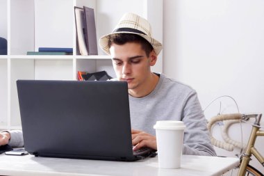 genç adam bilgisayar ile çalışma 
