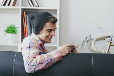 Genç ile hareket eden telefon