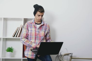 adam bilgisayar dizüstü 