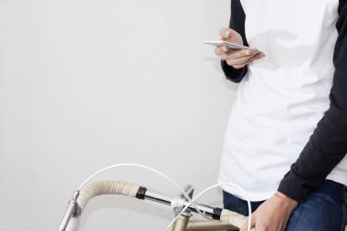 Genç ile hareket eden telefon