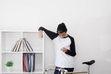 Adam evinde telefon pone ile