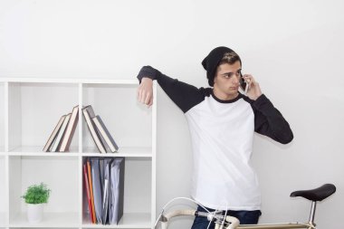 Adam evinde telefon pone ile