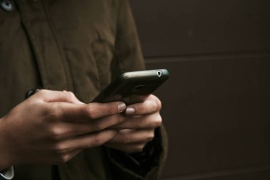 Cep telefonlu eller