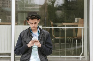Cep telefonlu genç adam.