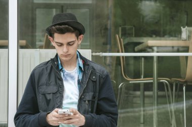 Cep telefonlu genç adam.