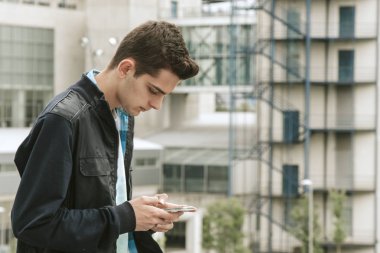 Cep telefonlu genç adam.