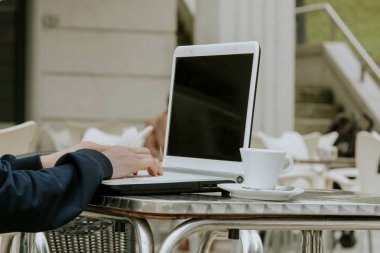 Kahve Dükkanı içinde laptop