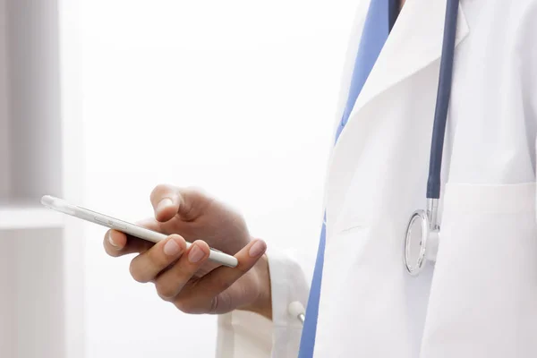 Доктор з мобільним телефоном — стокове фото