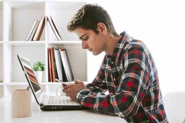 Hombre teléfono móvil y ordenador — Foto de Stock