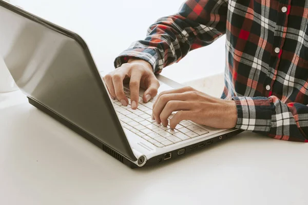 Handen te typen van de computer — Stockfoto