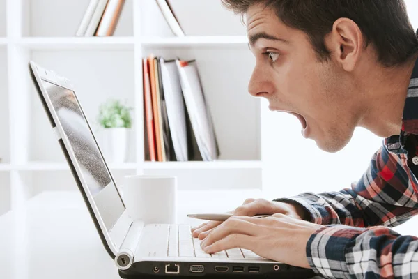 Man at the computer looking surprised — Stock Photo, Image
