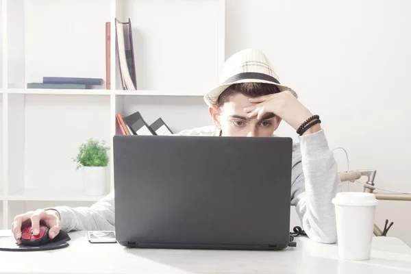 Young man working with computer — Stock Photo, Image