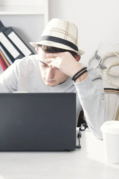 Jonge man aan het werk met computer — Stockfoto
