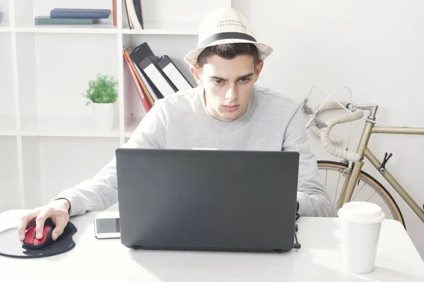 Młody mężczyzna pracujący z komputerem — Zdjęcie stockowe