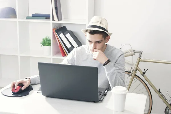 Jonge man aan het werk met computer — Stockfoto