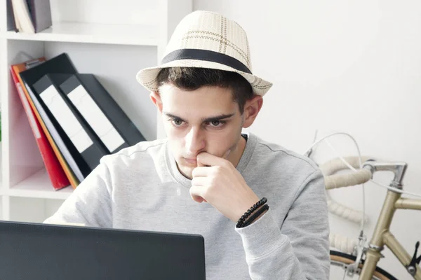 Jeune homme travaillant avec ordinateur — Photo