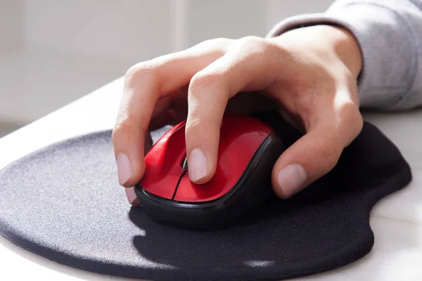 Hand on computer mouse — Stock Photo, Image
