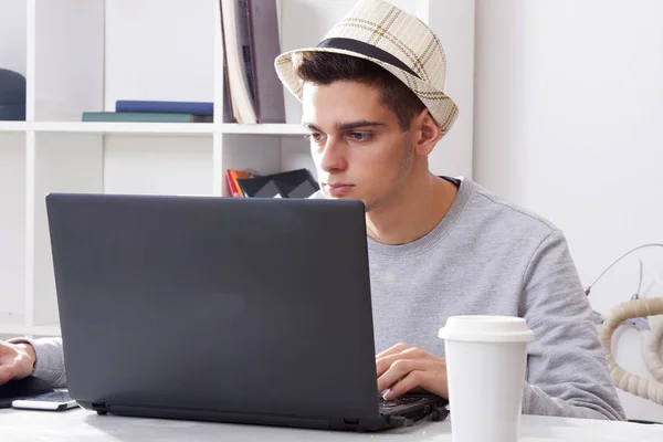 Молодий чоловік працює з комп'ютером — стокове фото