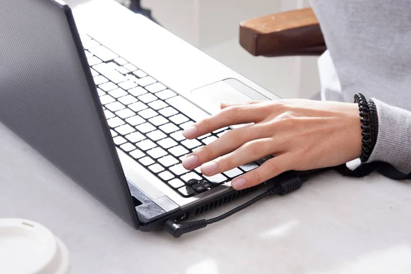 Mână pe tastatura laptop — Fotografie, imagine de stoc