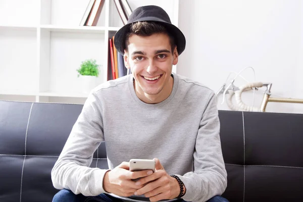 Hombre con teléfono móvil — Foto de Stock