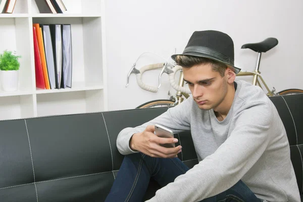 Hombre con teléfono móvil — Foto de Stock