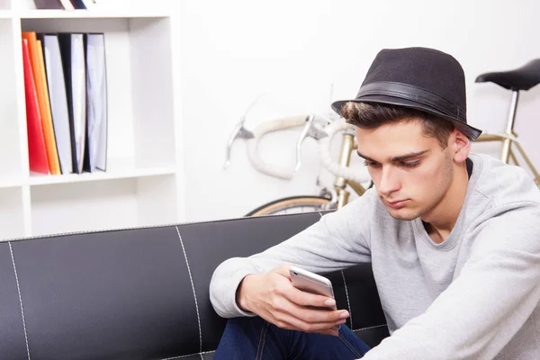 Homem com telefone móvel — Fotografia de Stock