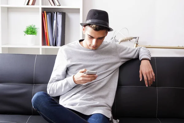 Homme avec téléphone portable — Photo