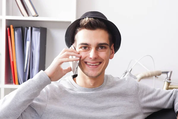 Homme avec téléphone portable — Photo