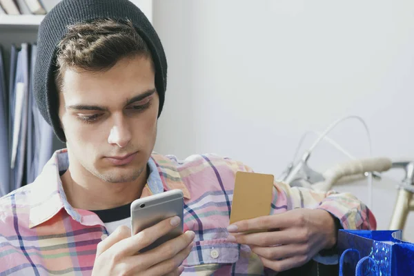 Einkaufen auf dem Handy — Stockfoto