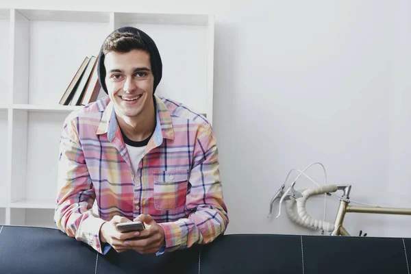 Joven con el teléfono móvil — Foto de Stock