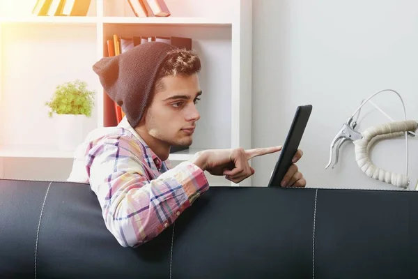 Mannen med tablett mobil — Stockfoto