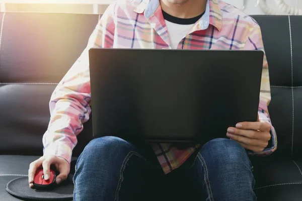 Mann mit dem Computer — Stockfoto